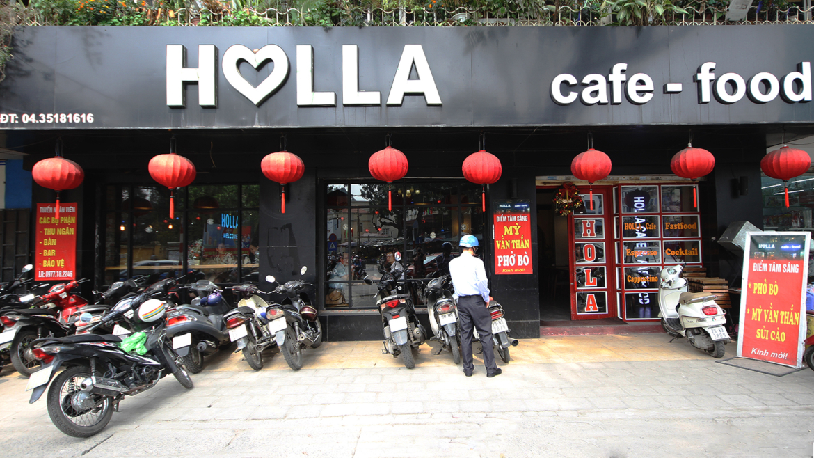 Holla cafe - Thong thả thưởng thức cafe và ngắm cảnh phố phường nhộn nhịp